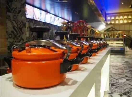 烤鸭店玩外卖,线上日订单破25000,金百万要做餐饮业的7-11